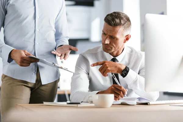 Imagen Del Director Adulto Hombre Años Ropa Formal Trabajando Computadora —  Fotos de Stock