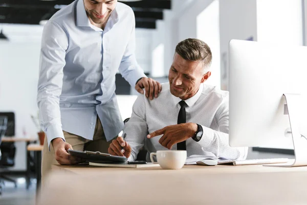 Imagen Recortada Smiling Dos Colegas Trabajando Juntos Con Documentos Mientras —  Fotos de Stock