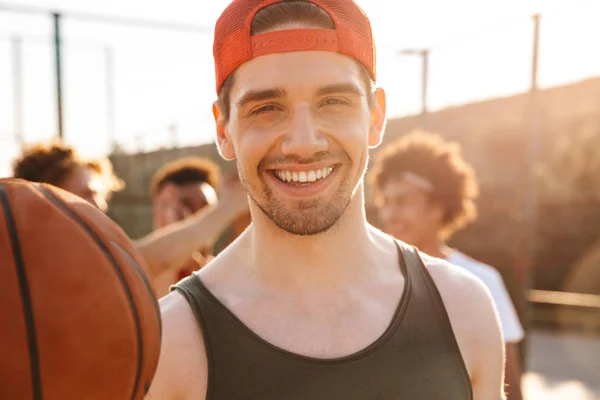 Primer Plano Del Hombre Sonriente Jugando Baloncesto Con Equipo Campo —  Fotos de Stock