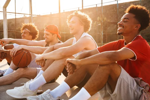 Kelompok Muda Tertawa Multietnis Pemain Basket Beristirahat Lapangan Olahraga Berbicara — Stok Foto