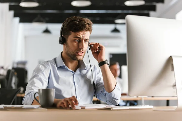 Foto Uomo Stressato Anni Che Indossa Abiti Ufficio Auricolari Seduti — Foto Stock