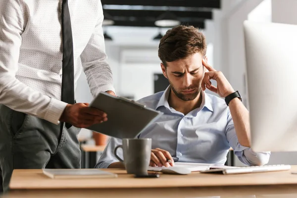 Photo Fatigué Mécontent Homme Assis Dans Bureau Travaillant Avec Ordinateur — Photo