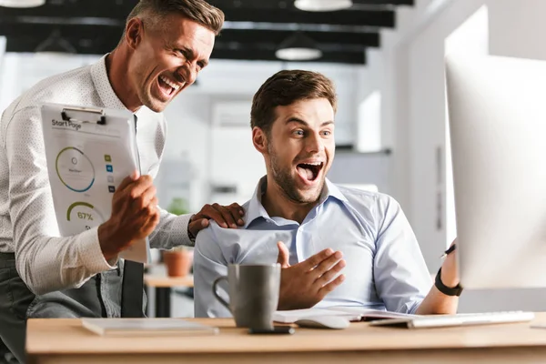 Imagen Hombres Emocionales Felices Emocionados Colegas Oficina Trabajando Con Computadora —  Fotos de Stock