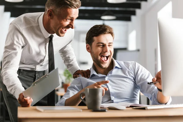 Immagine Uomini Emotivi Felici Eccitati Colleghi Ufficio Che Lavorano Con — Foto Stock