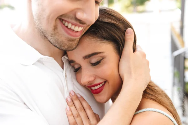 Imagem Feliz Jovem Casal Amoroso Andando Livre Enquanto Abraça — Fotografia de Stock