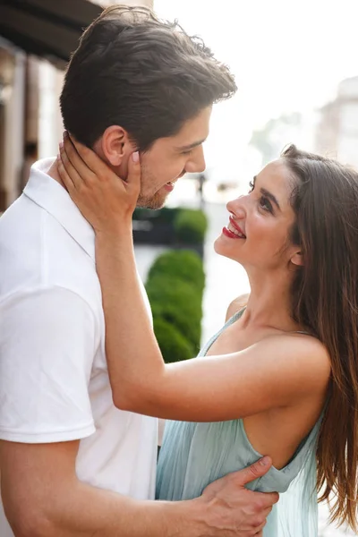 Imagen Feliz Joven Pareja Amorosa Caminando Aire Libre Mientras Abraza — Foto de Stock