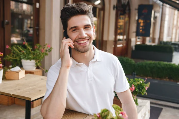 Immagine Giovane Uomo Allegro Seduto Bar All Aperto Mentre Parla — Foto Stock