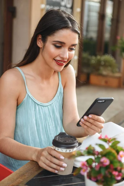 Kép Fiatal Boldog Café Kint Rövid Idő Használ Mozgatható Telefon — Stock Fotó