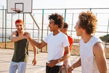 Genç Erkekler Basketbol oyuncuları bahçesi yaz güneşli gün boyunca açık ayakta görüntüsünü