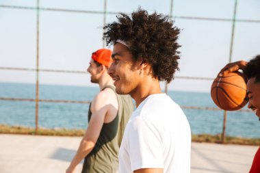 Multhiethnic genç erkekler basketbol Field'da Grup