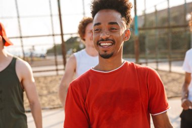 Mutlu Afrikalı adamın basketbol takımı ile spor yere yakın çekim