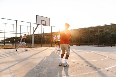 Neşeli çok ırklı gençler basketbol oyuncu sport Nilesat, gün batımı basketbol Grup