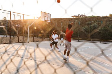 Grup Genç neşeli erkekler basketbol oyuncular basketbol spor yere oynama
