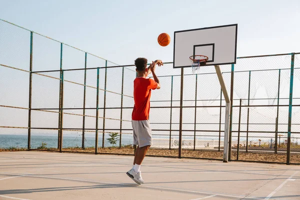 Hombre Africano Joven Jugando Baloncesto Campo Deporte — Foto de Stock