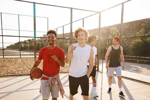 Foto Jóvenes Deportistas Sonriendo Sosteniendo Pelota Mientras Están Pie Patio — Foto de Stock