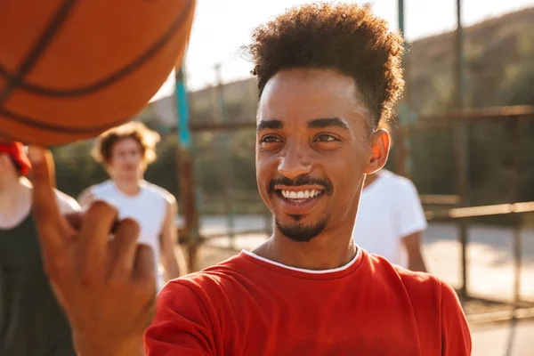 Primer Plano Del Hombre Africano Sonriente Jugando Baloncesto Con Equipo —  Fotos de Stock