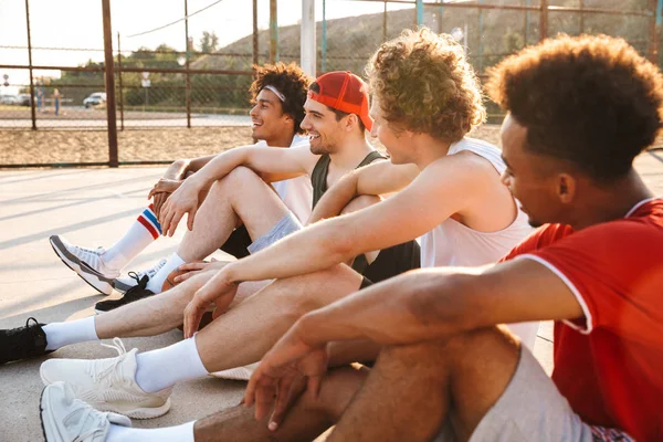 Grupo Jóvenes Jugadores Baloncesto Multiétnicos Que Descansan Campo Deportes Hablando —  Fotos de Stock