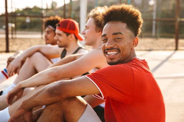 Sekelompok Pemuda Yang Gembira Pemain Basket Multietnis Beristirahat Lapangan Olahraga — Stok Foto