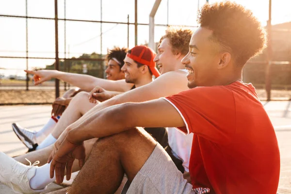 Foto Chicos Deportivos Atléticos Sentados Patio Baloncesto Aire Libre Viendo — Foto de Stock