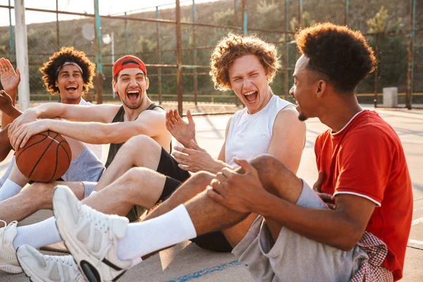 Grupo Jóvenes Alegres Jugadores Baloncesto Multiétnicos Que Descansan Campo Deportes — Foto de Stock