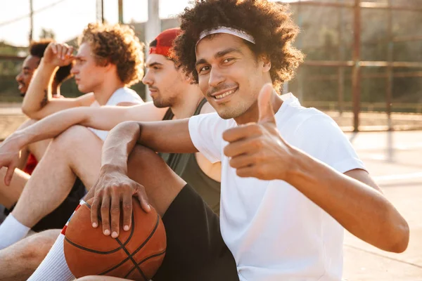 Kelompok Pemain Basket Multietnis Yang Ceria Duduk Lapangan Olahraga Berbicara — Stok Foto