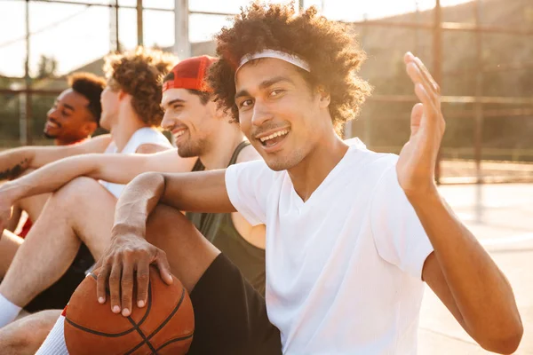 Kelompok Pemain Basket Multietnis Yang Ceria Duduk Lapangan Olahraga Berbicara — Stok Foto