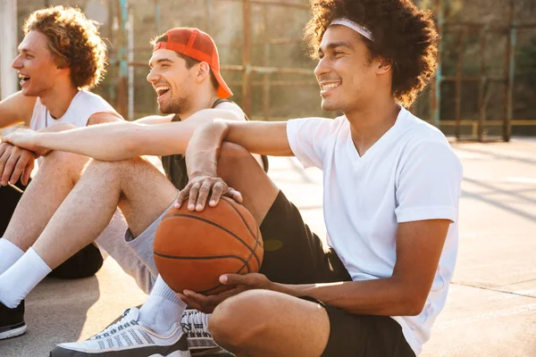 Foto Pemain Basket Profesional Muda Duduk Taman Bermain Luar Ruangan — Stok Foto