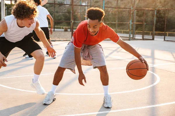 Portrait Athletic American Caucasian Men Playing Basketball Playground Outdoor Summer — Stok Foto