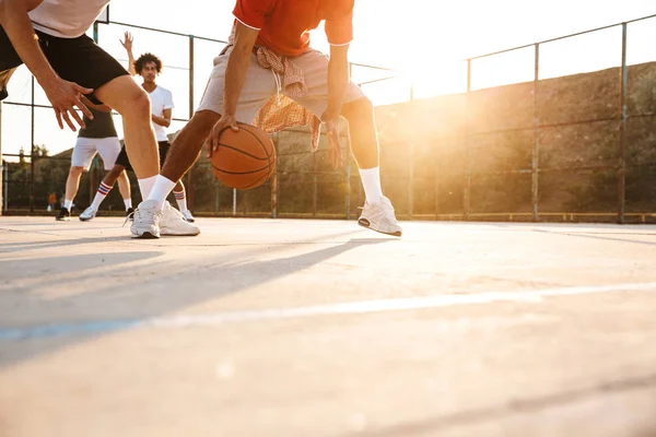 Çok Irklı Erkekler Basketbol Oyuncular Basketbol Spor Yere Oynama Kırpılmış — Stok fotoğraf