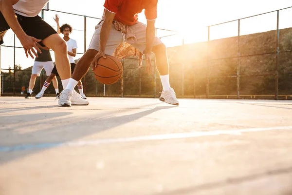 Imagem Recortada Homens Multiétnicos Jogadores Basquete Jogando Basquete Campo Esporte — Fotografia de Stock