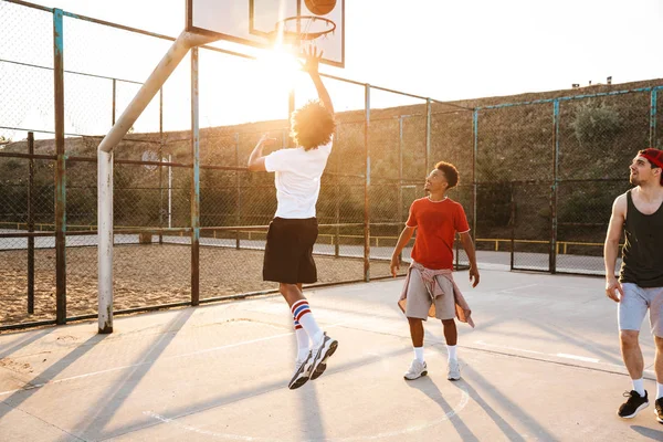 Grupo Jovens Homens Multiétnicos Jogadores Basquete Jogando Basquete Campo Esporte — Fotografia de Stock