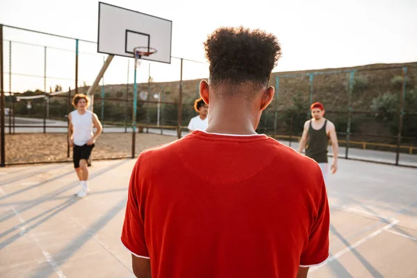 Sekelompok Pemuda Pemain Basket Multietnis Bermain Basket Lapangan Olahraga Melihat — Stok Foto