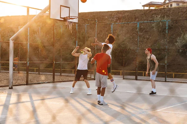 Sekelompok Pemuda Berotot Pemain Basket Multietnis Bermain Basket Lapangan Olahraga — Stok Foto
