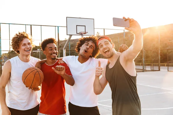 Fiatal Sportos Férfi Mosolyogva Figyelembe Selfie Smartphone Közben Kosárlabda Játszótéren — Stock Fotó