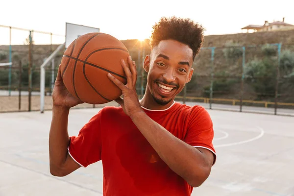 Porträtt Glada Afrikanska Killen Håller Bollen Medan Spelar Basket Lekplatsen — Stockfoto