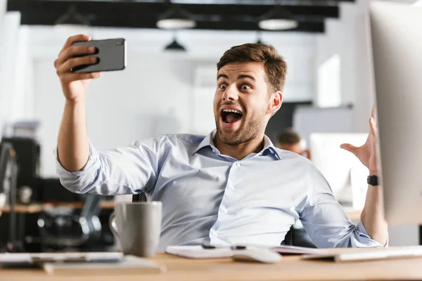Surpris Homme Affaires Heureux Faisant Selfie Sur Smartphone Tout Étant — Photo