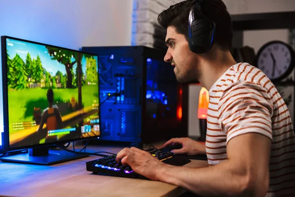 Retrato Jogador Nervoso Cara Jogando Jogos Vídeo Computador Usando Fones — Fotografia de Stock