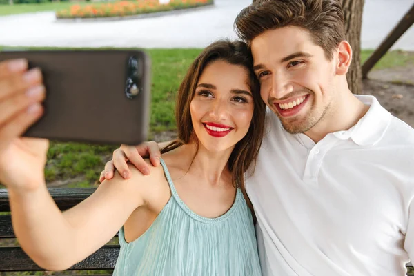 Foto Jovem Casal Amoroso Bonito Sentado Livre Enquanto Fazer Selfie — Fotografia de Stock