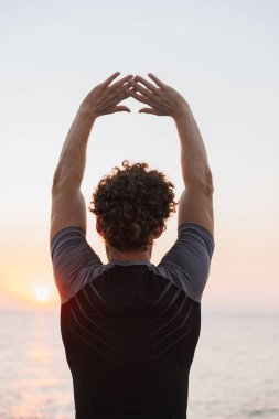 Kıvırcık denize sıfır plaj ısınma sporcu konsantre dikey görüntü