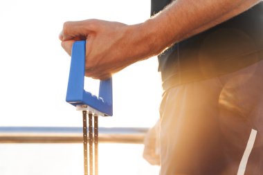 Sporcu el ile açık havada genişletici egzersizleri yapıyor yakın çekim