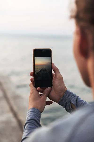 Primer Plano Del Hombre Tomando Fotos Océano Con Teléfono Móvil — Foto de Stock