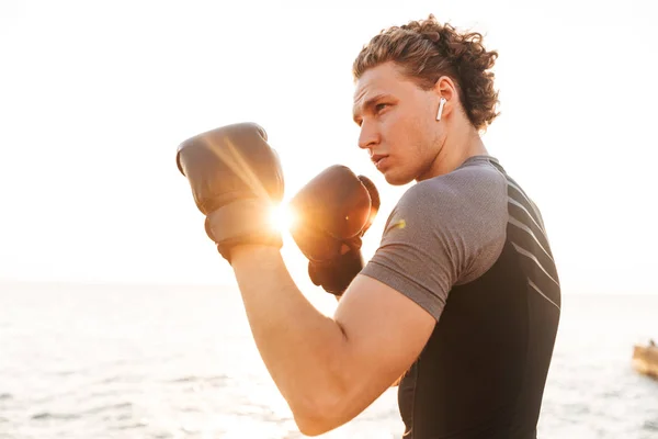 Foto Jovem Bonitão Esportivo Homem Boxeador Livre Praia Boxe Luvas — Fotografia de Stock