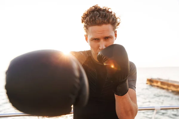 Fotografie Mladých Pohledný Sportovní Muž Boxer Venku Pláži Boxu Rukavicích — Stock fotografie