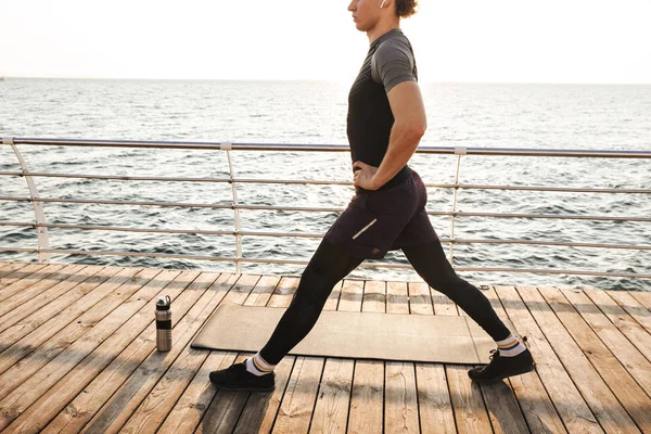 Skadrowana Pewnie Sportowca Ćwiczeń Rzuca Maty Fitness Beach Słuchanie Muzyki — Zdjęcie stockowe