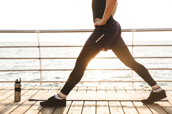 Imagen Recortada Deportista Sano Haciendo Ejercicios Embestidas Una Colchoneta Fitness — Foto de Stock