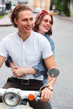 Bir genç çift şehir sokak birlikte bir motosiklet sürme portresi