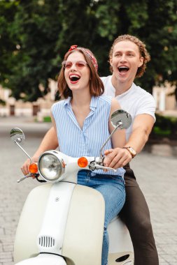 Bir genç çift şehir sokak birlikte bir motosiklet sürme portresi