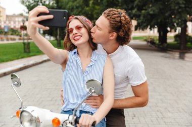 Güzel, Genç bir çift bir selfie alarak şehir sokak birlikte bir motosiklet sürme portresi