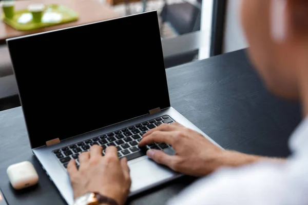 Abgeschnittenes Bild Eines Geschäftsmannes Der Laptop Benutzt Während Tisch Café — Stockfoto