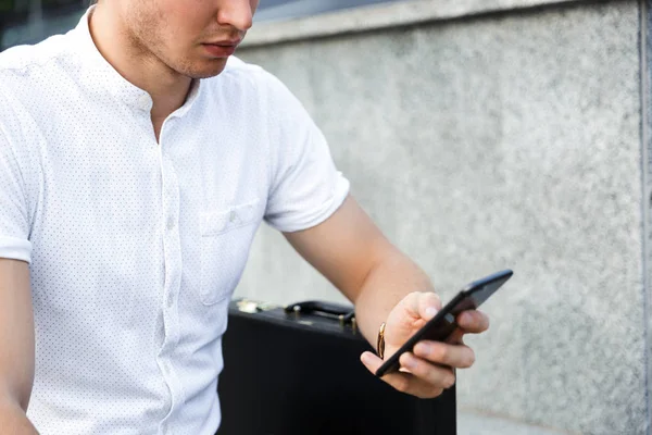 Immagine Ritagliata Calma Uomo Affari Riccio Con Valigetta Utilizzando Smartphone — Foto Stock